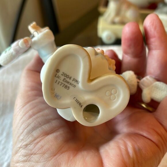 Vintage 2004 Precious Moments. Playing in the snow with dangle mittens figurine - Picture 5 of 5